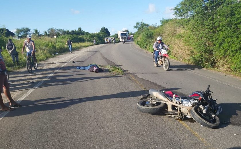 Motociclista morre após tentar ultrapassagem em curva e se chocar contra caminhão