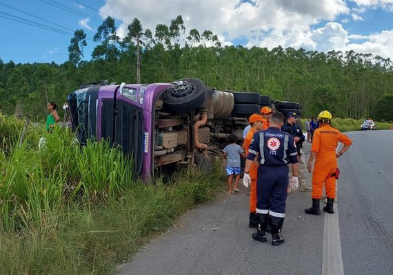 Carreta com carga de produto químico tomba na BR-101 em Joaquim Gomes