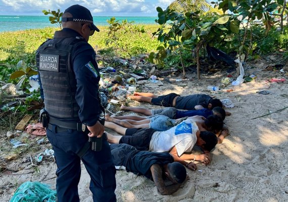 Cinco são presos com drogas escondidas na areia de praia