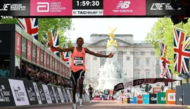 Queniano se torna primeiro atleta a correr maratona abaixo de 2 horas