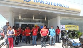 Bancários fazem protesto nas agências do Banco do Brasil que serão fechadas