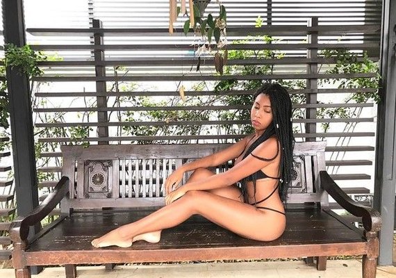 Irmã de Gracyanne Barbosa posa de biquíni e exibe boa forma