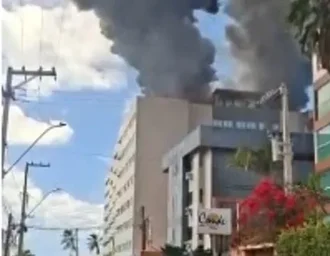 Hotel é evacuado às pressas após incêndio atingir cobertura em Cruz das Almas e direção emite nota oficial
