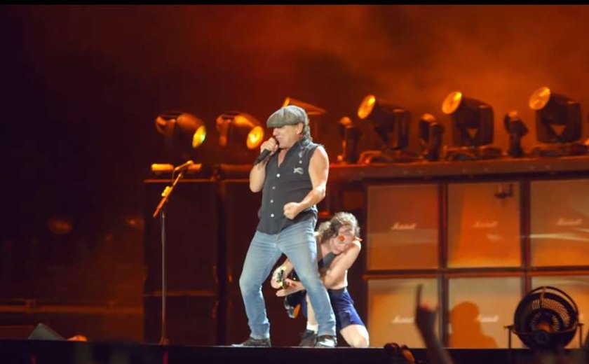 Canhão falha em show do AC/DC e quase atinge vocalista; veja vídeo