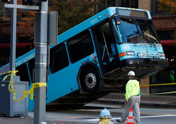 Ônibus afunda em buraco no meio da rua nos Estados Unidos