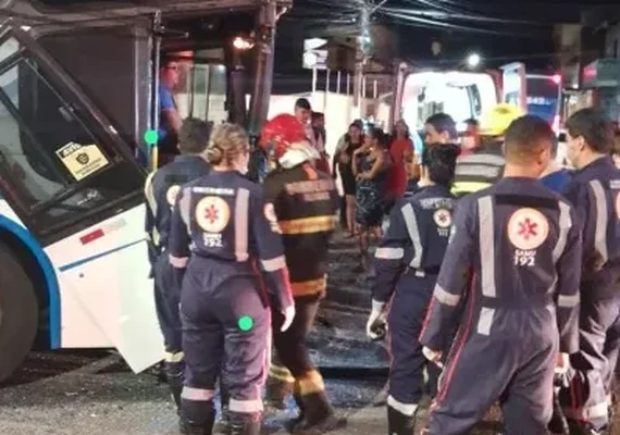 Colisão entre dois ônibus escolares deixa motorista preso às ferragens em Arapiraca