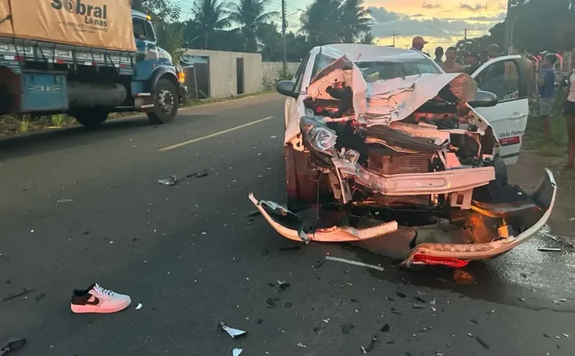 Jovem de 17 anos fica ferido após colisão entre moto e táxi, em Igaci