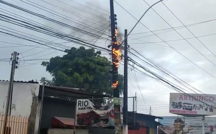 Poste de energia elétrica pega fogo e Equatorial é acionada