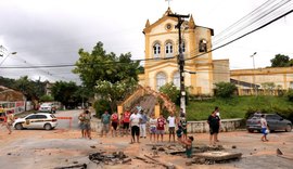 Moradores iniciam limpeza de casas e estabelecimentos após chuvas em Maceió