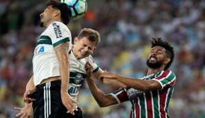 Zagueiro marca contra e a favor em empate entre Fluminense e Coritiba