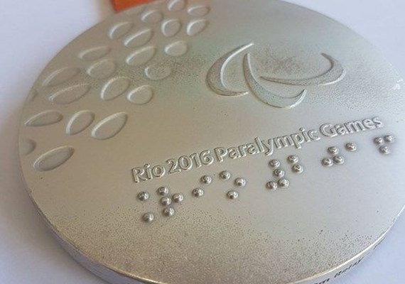 Atletas brasileiros reclamam de defeitos nas medalhas da Rio 2016
