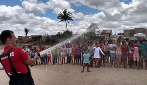 Crianças de projeto recebem bombeiros em dia festivo em Girau