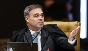 Mendonça acompanha Fachin e vota por julgamento separado de Moraes