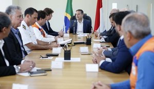 Governador discute com ministro e prefeitos medidas de limpeza das praias alagoanas