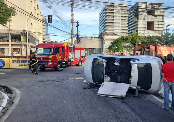 Acidente deixa mulher presa às ferragens na Pajuçara