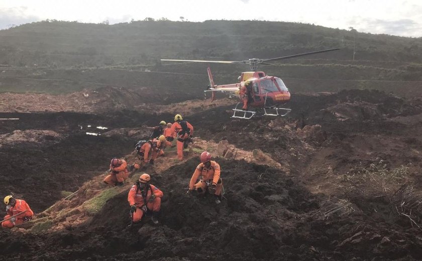 Bombeiros retomam buscas após rompimento de barragem em Brumadinho