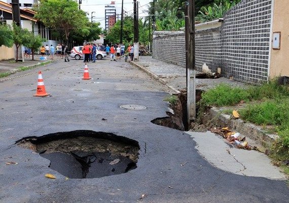 Asfalto cede e Defesa Civil evacua apartamentos no Pinheiro em Maceió