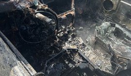 Incêndio deixa carro completamente destruído no Benedito Bentes