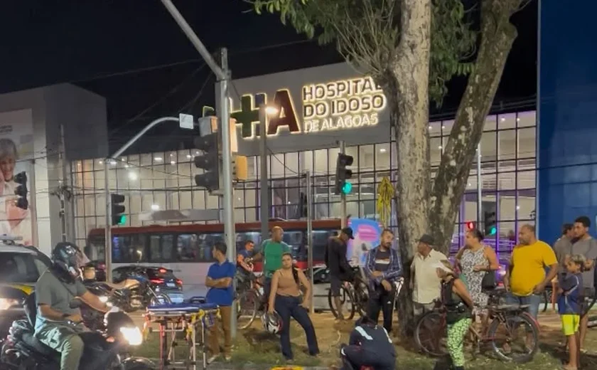 Idoso é atropelado por motocicleta ao atravessar avenida em Maceió