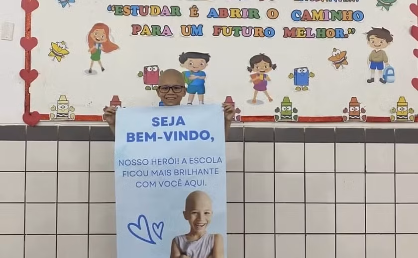 Menino que emocionou desconhecidos após anunciar fim de tratamento de câncer é recebido com festa na escola