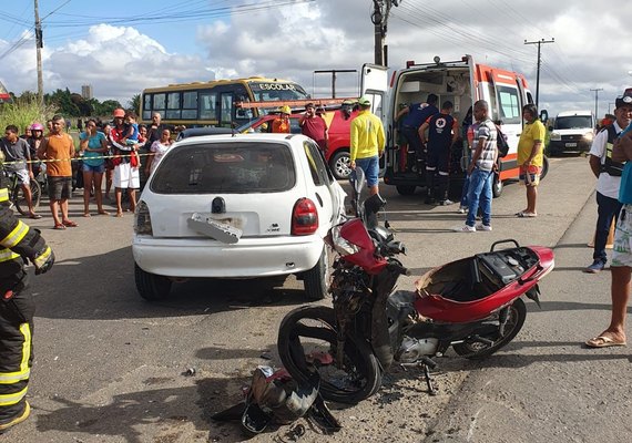 Motoqueiro atravessa para-brisa  com impacto de colisão em Arapiraca