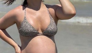 Atriz Sabrina Petraglia exibe o barrigão da terceira gravidez em praia de Alagoas