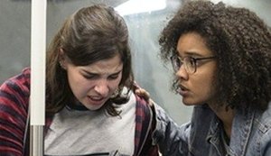 'Malhação': Keyla dá à luz no metrô e quatro amigas ajudam no parto