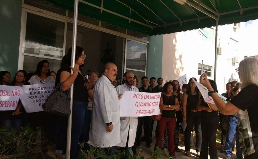 Servidores da Uncisal fazem protesto por Plano de Cargos Carreiras