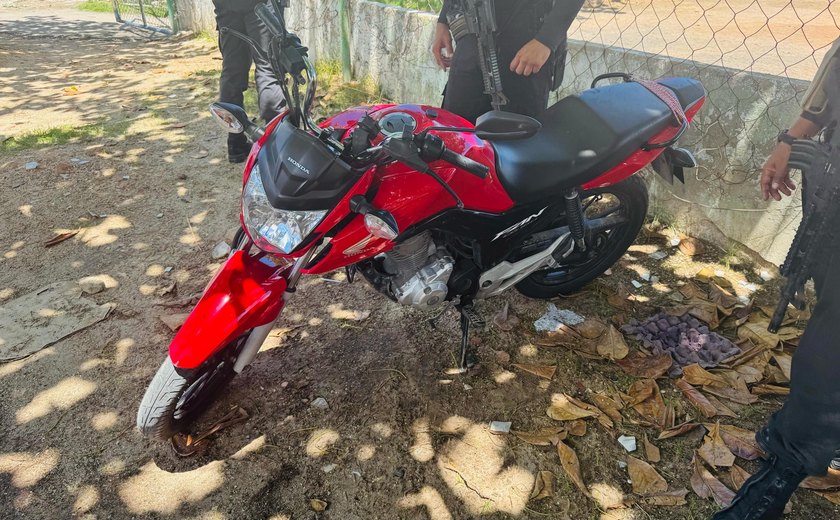 Policiais da Oplit recuperam moto roubada no bairro do Bom Parto
