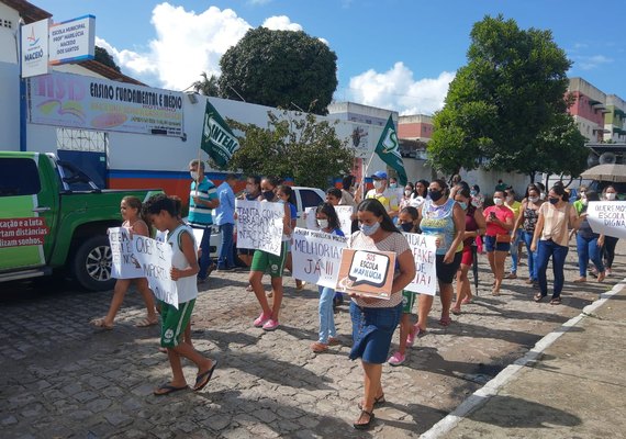 Funcionários de escola municipal no Jacintinho protestam por melhores condições de trabalho