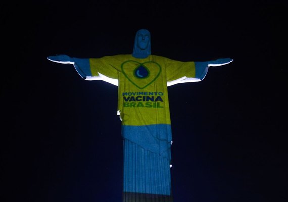 Cristo Redentor é iluminado para marcar campanha de vacinação contra a gripe