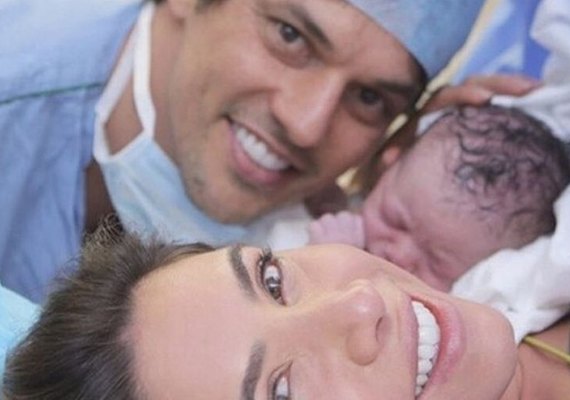 Nasce Jane, filha de Patricia Abravanel e Fabio Faria