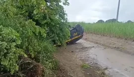 Viatura da PRF capota na BR-101 em Teotônio Vilela por conta de pista molhada