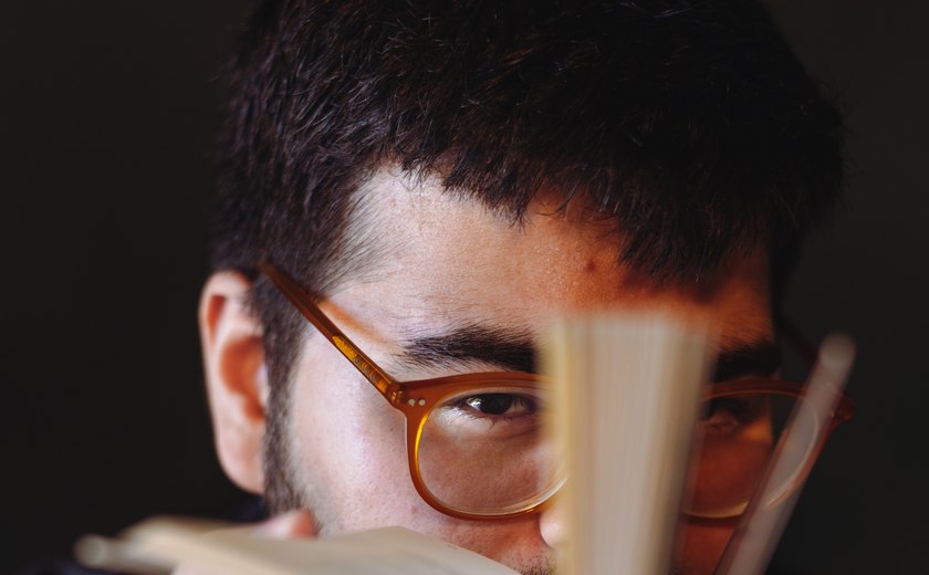 Theatro Homerinho recebe lançamento do livro “Bromélias imaginárias”, do jornalista Maylson Honorato