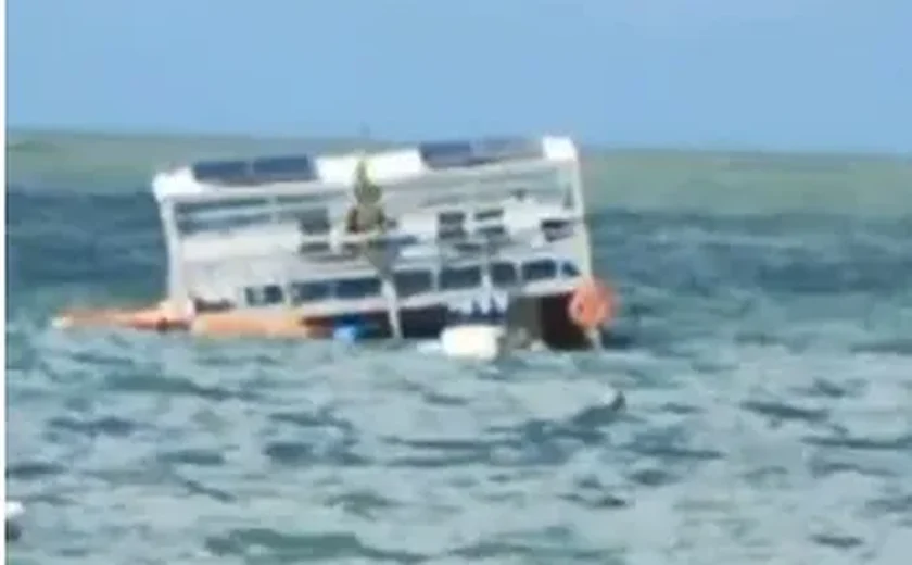 Ventos fortes e mar agitado podem ter provocado afundamento de catamarã na Ponta Verde