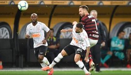 Flamengo marca perto do fim e sai na frente do Corinthians em plena Arena