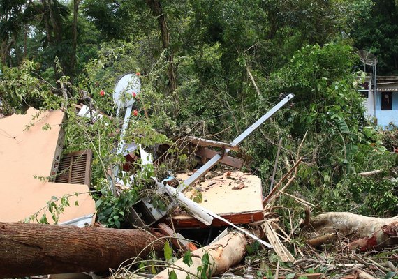 Sobe para 54 número de mortos após chuvas no litoral norte paulista