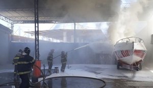 Lancha pega fogo dentro de Marina em Marechal Deodoro