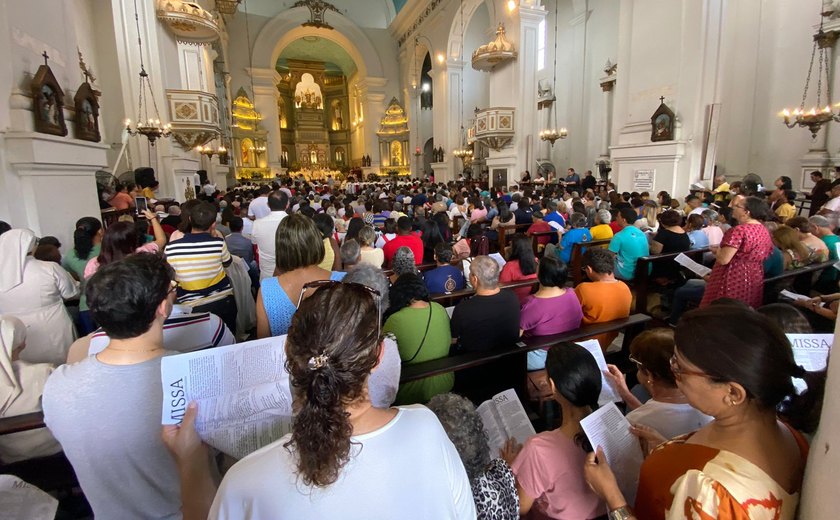 Missa Solene de Nossa Senhora dos Prazeres reúne clero e fiéis na Catedral de Maceió