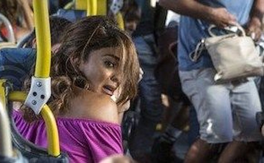 'A Força do Querer': Endividada, Bibi leva tiro de raspão durante assalto a ônibus