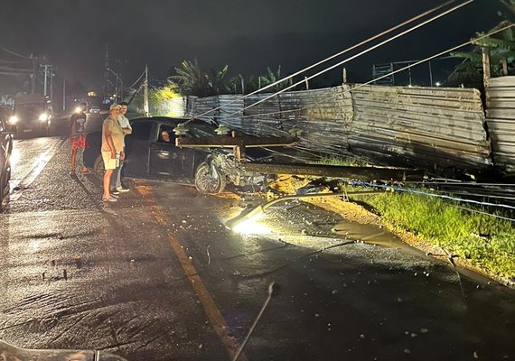 Carro colide em poste, derruba fios e deixa parte de Cruz das Almas e Jacarecica sem energia elétrica