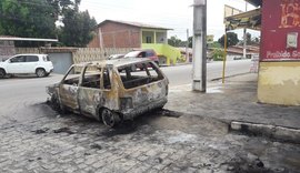 Carros são incendiados em Paripueira