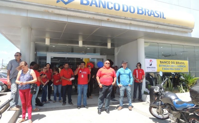 Bancários fazem protesto nas agências do Banco do Brasil que serão fechadas