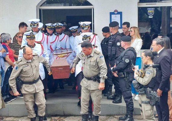 Policiais militares, familiares e amigos se despedem do tenente Taveira em Garanhuns