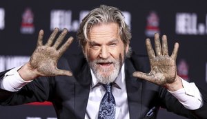 Ator Jeff Bridges deixa sua marca na Calçada da Fama em Hollywood