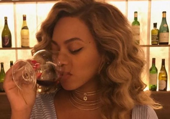 Foto de Beyoncé tomando vinho causa polêmica e gera debate nas redes sociais