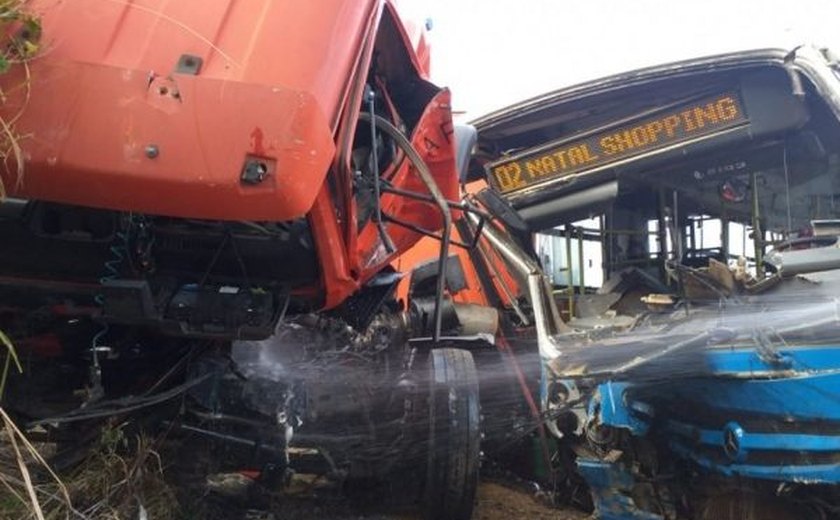 Colisão frontal entre um ônibus e caminhão deixa seis feridos em Maragogi