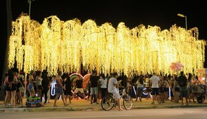Mesmo reduzida, iluminação de Natal na orla de Maceió atrai grande número de pessoas