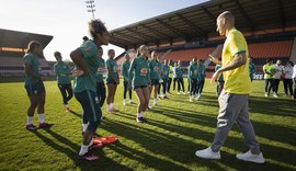 Com time completo, seleção feminina treina com apoio de Richarlison