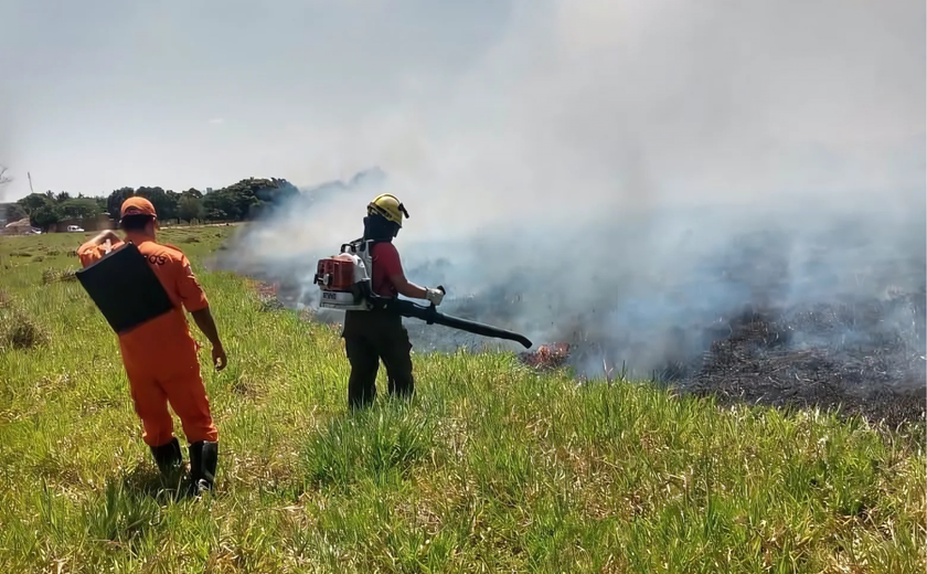 Bombeiros combatem incêndio em imóveis em São Miguel dos Milagres